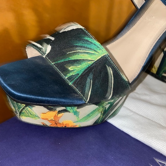 Stuart Weitzman
Women's green Botanic Jacquard block heel sandals - Picture 13 of 14